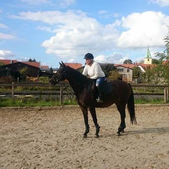 Meet your Posher, Candice - Picture 1 of 1